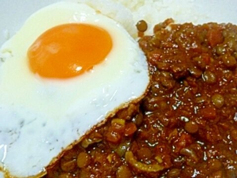 鶏肉と豆と野菜のカレー　目玉焼きのっけ